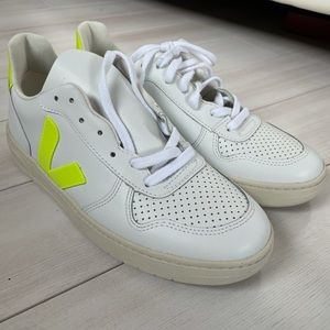 Veja women’s 8.5 men’s 7 sneaker